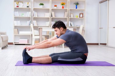 Genç adam spor ve sağlıklı yaşam tarzı dolandırıcılığı yapıyor.