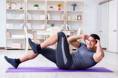 Genç adam spor ve sağlıklı yaşam tarzı dolandırıcılığı yapıyor.