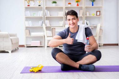 Genç adam spor ve sağlıklı yaşam tarzı dolandırıcılığı yapıyor.