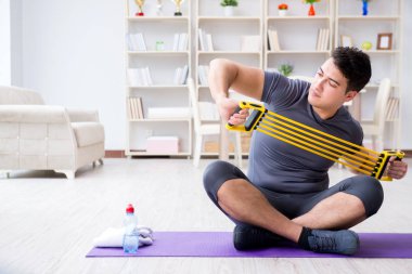 Genç adam spor ve sağlıklı yaşam tarzı dolandırıcılığı yapıyor.