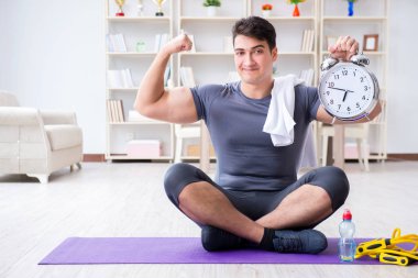 Genç adam spor ve sağlıklı yaşam tarzı dolandırıcılığı yapıyor.