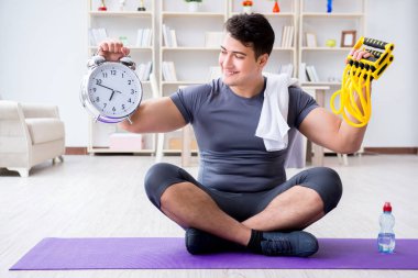 Genç adam spor ve sağlıklı yaşam tarzı dolandırıcılığı yapıyor.