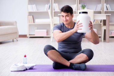 Sporda gıda takviyesi ve sağlıklı yaşam tarzı olan bir adam.