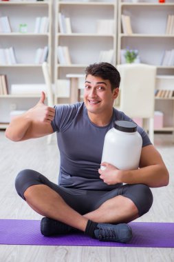 Sporda gıda takviyesi ve sağlıklı yaşam tarzı olan bir adam.