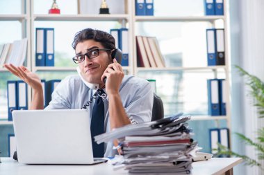 Genç işadamı görevlerini yerine getirmesi için baskı altında.