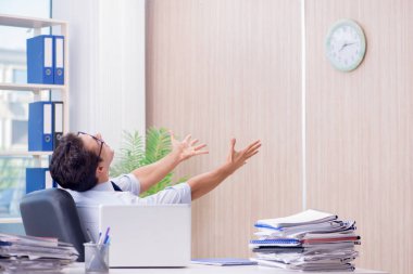 İş adamı teslimatlar için teslim tarihini kaçırıyor