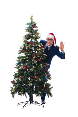 Beyaz üzerine izole edilmiş yılbaşı ağacı dekore eden iş adamı.