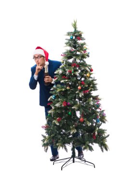 Beyaz üzerine izole edilmiş yılbaşı ağacı dekore eden iş adamı.