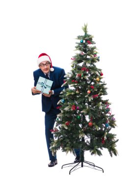 Beyaz üzerine izole edilmiş yılbaşı ağacı dekore eden iş adamı.