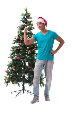 Genç adam beyaz üzerine izole edilmiş noel ağacını süslüyor.