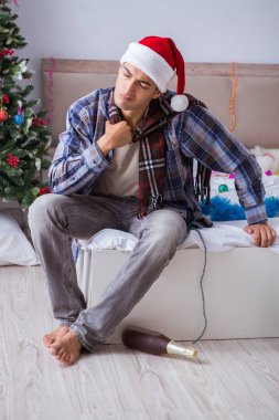 Adam noel partisinden sonra akşamdan kalma.