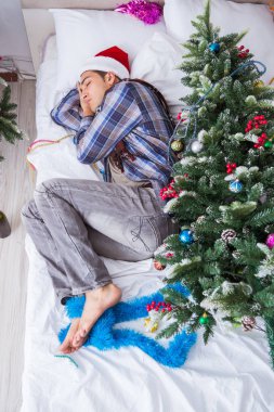 Adam noel partisinden sonra akşamdan kalma.