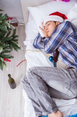 Adam noel partisinden sonra akşamdan kalma.