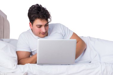 Yatakta uykusuzluk çeken bir adam.