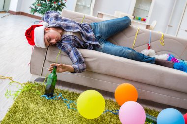 Adam noel partisinden sonra akşamdan kalma.