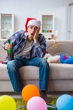 Adam noel partisinden sonra akşamdan kalma.