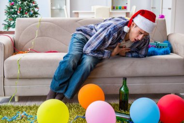 Adam noel partisinden sonra akşamdan kalma.