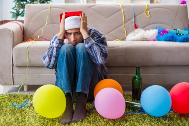 Adam noel partisinden sonra akşamdan kalma.