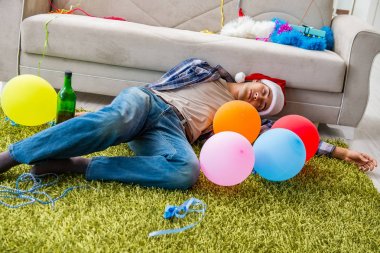 Adam noel partisinden sonra akşamdan kalma.