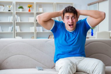 Adamın evde aşırı derecede terlemesi ve kötü kokması.