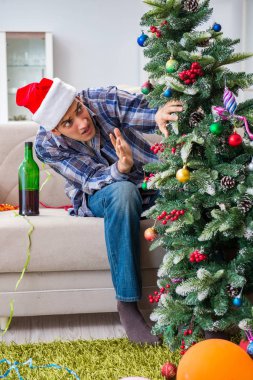 Adam noel partisinden sonra akşamdan kalma.