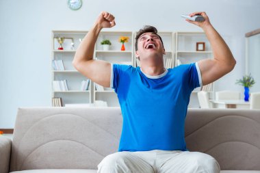 Adamın evde aşırı derecede terlemesi ve kötü kokması.