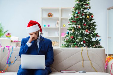 Noel 'de evde çalışan bir iş adamı.