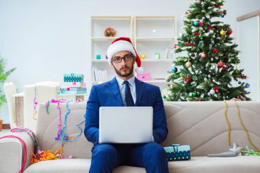 Noel 'de evde çalışan bir iş adamı.