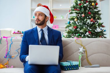 Noel 'de evde çalışan bir iş adamı.