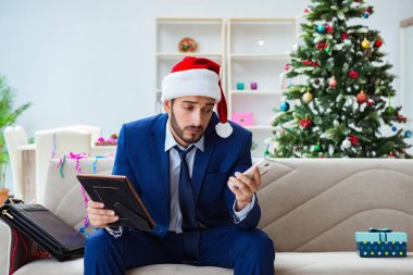 Noel 'de evde çalışan bir iş adamı.