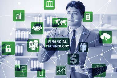 Fintech Fintech 'te dizüstü bilgisayarı olan bir iş kadını.