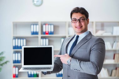 Ofiste çalışan genç bir işadamı.