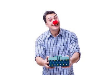 Kırmızı burunlu komik bir adam bir alışveriş çantası hediye tutuyor.