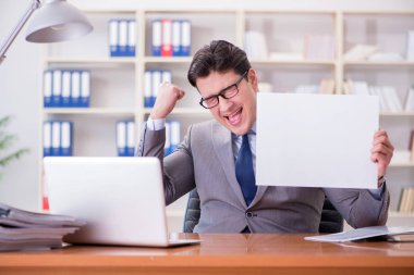 Ofisteki işadamı elinde boş bir mesaj panosu tutuyor.