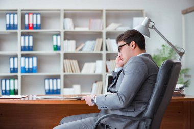 Ofiste çalışan genç bir işadamı.