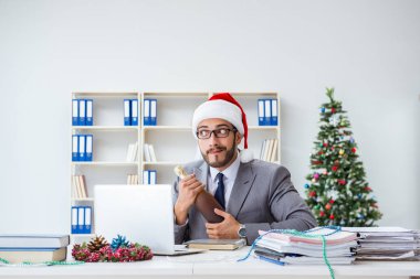 Genç işadamı Noel 'i ofiste kutluyor.