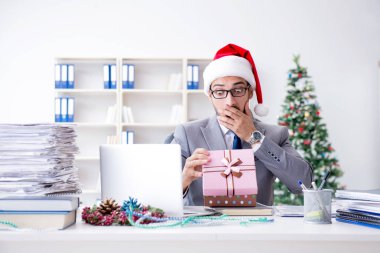 Genç işadamı Noel 'i ofiste kutluyor.