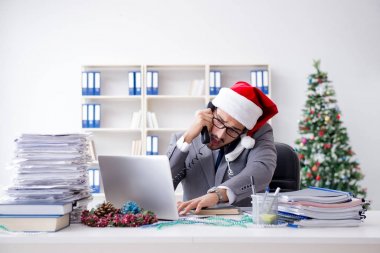 Genç işadamı Noel 'i ofiste kutluyor.