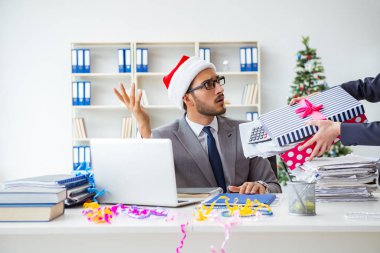 Genç işadamı Noel 'i ofiste kutluyor.