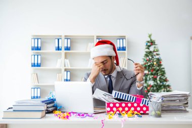 Genç işadamı Noel 'i ofiste kutluyor.