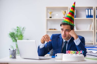 Adam ofiste doğum gününü kutluyor.
