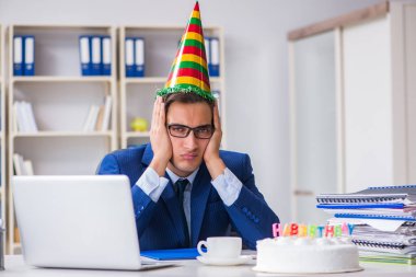Adam ofiste doğum gününü kutluyor.