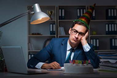 Adam ofiste doğum gününü kutluyor.