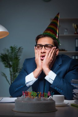Adam ofiste doğum gününü kutluyor.