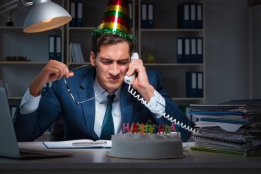 Adam ofiste doğum gününü kutluyor.