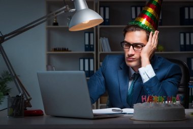 Adam ofiste doğum gününü kutluyor.