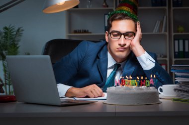 Adam ofiste doğum gününü kutluyor.