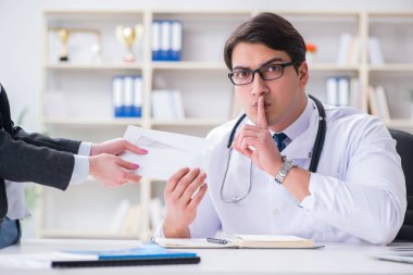 Sağlık sigortası dolandırıcılığı konseptinde genç doktor