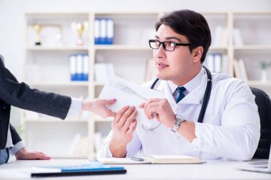 Sağlık sigortası dolandırıcılığı konseptinde genç doktor