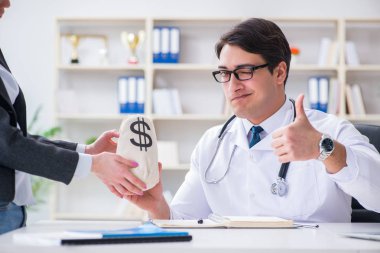 Sağlık sigortası dolandırıcılığı konseptinde genç doktor